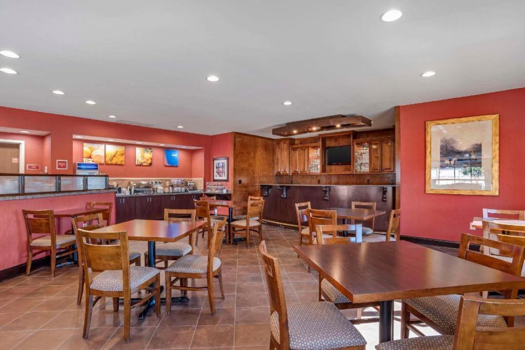 Comfort Suites Greenwood Bagian luar foto