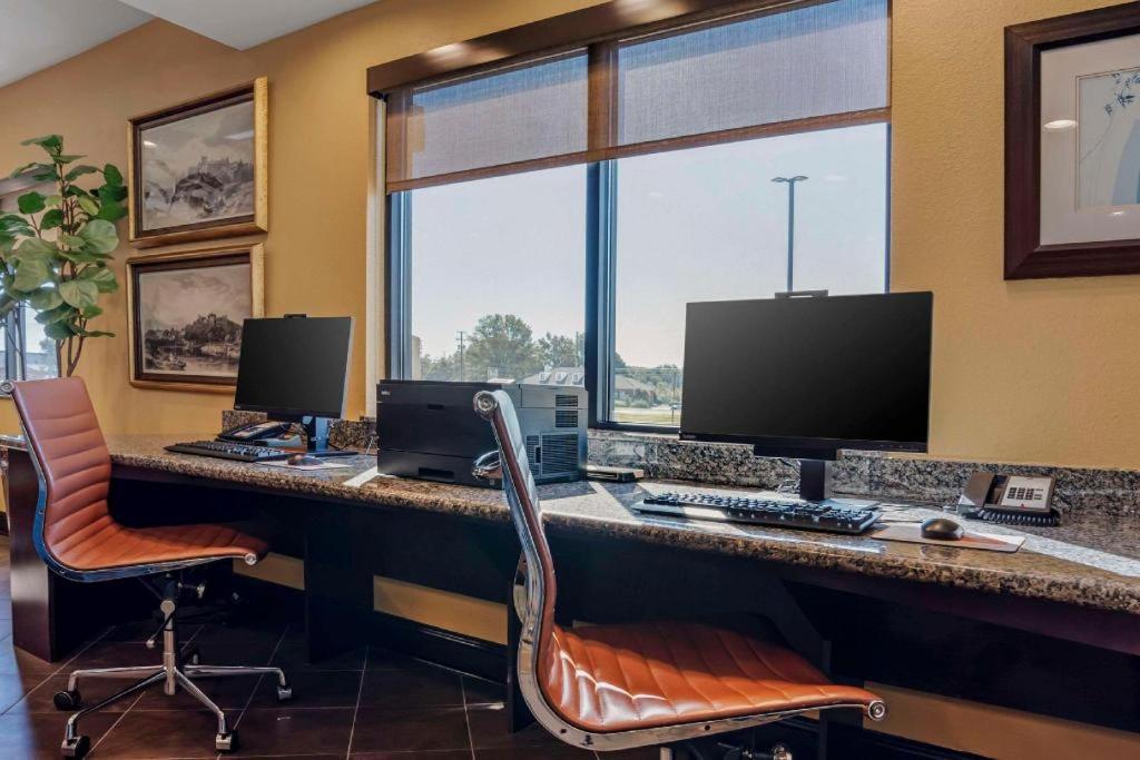 Comfort Suites Greenwood Bagian luar foto