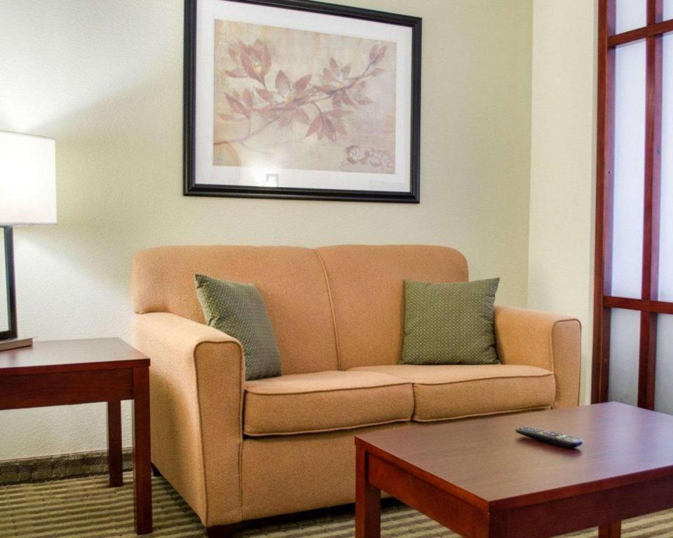 Comfort Suites Greenwood Bagian luar foto