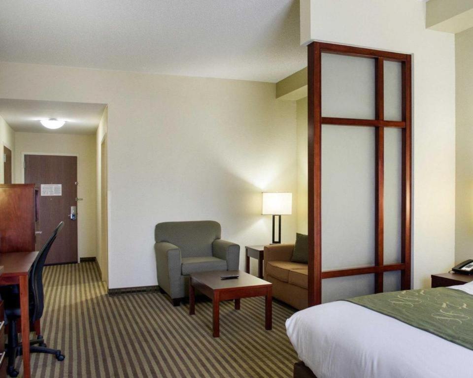 Comfort Suites Greenwood Bagian luar foto