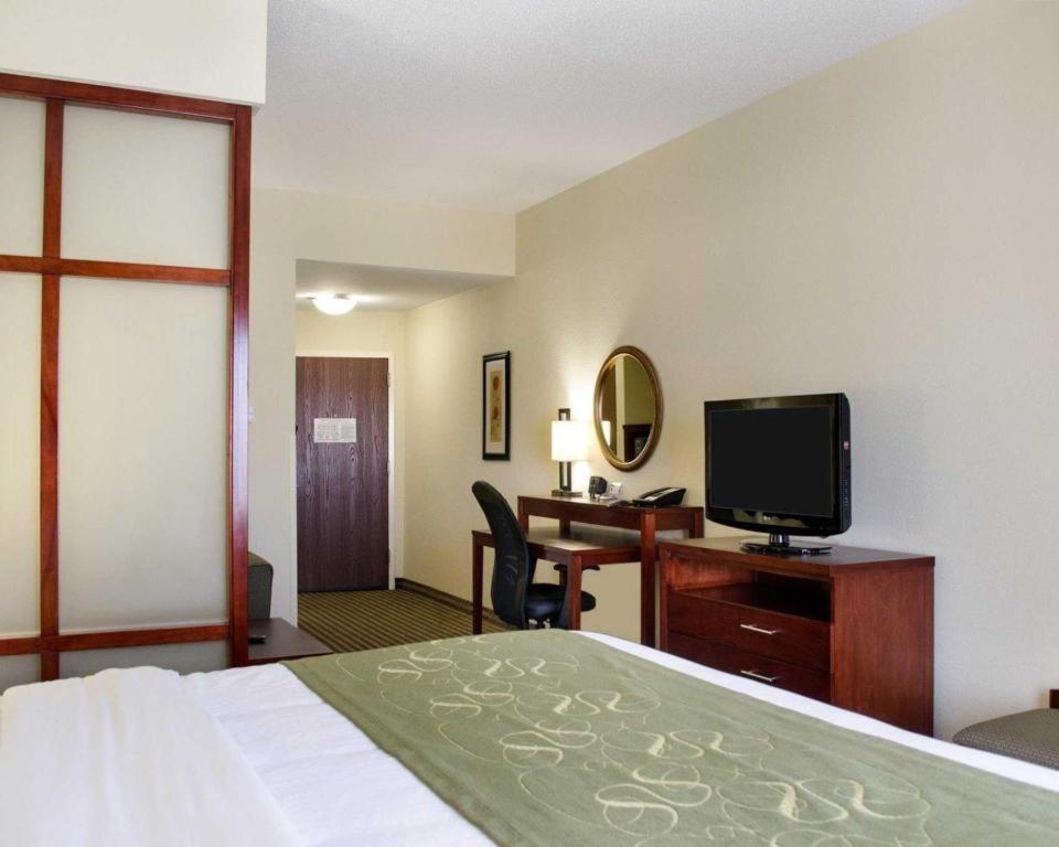 Comfort Suites Greenwood Bagian luar foto