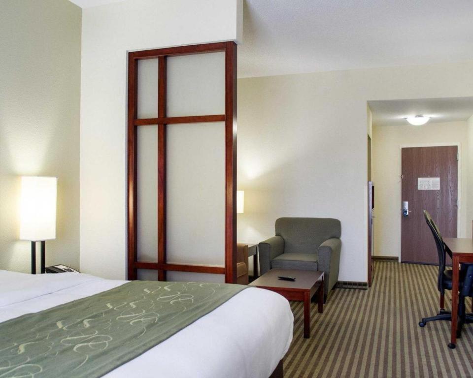 Comfort Suites Greenwood Bagian luar foto
