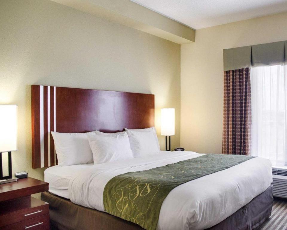 Comfort Suites Greenwood Bagian luar foto