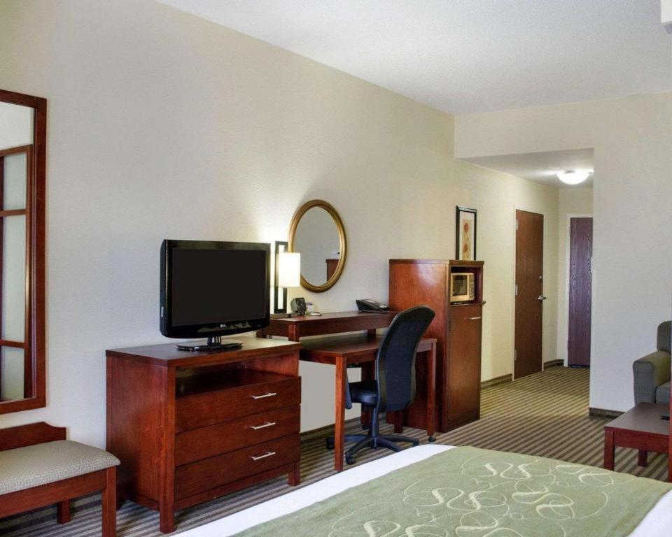 Comfort Suites Greenwood Bagian luar foto