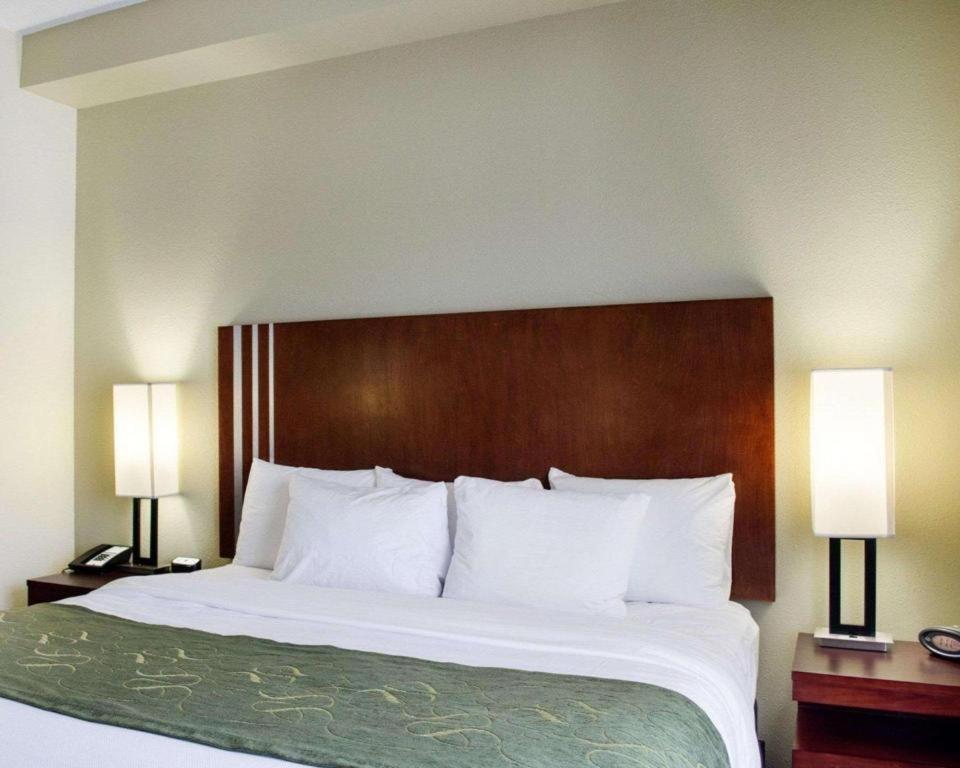 Comfort Suites Greenwood Bagian luar foto