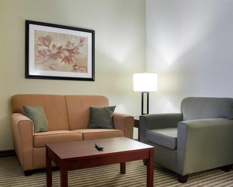Comfort Suites Greenwood Bagian luar foto