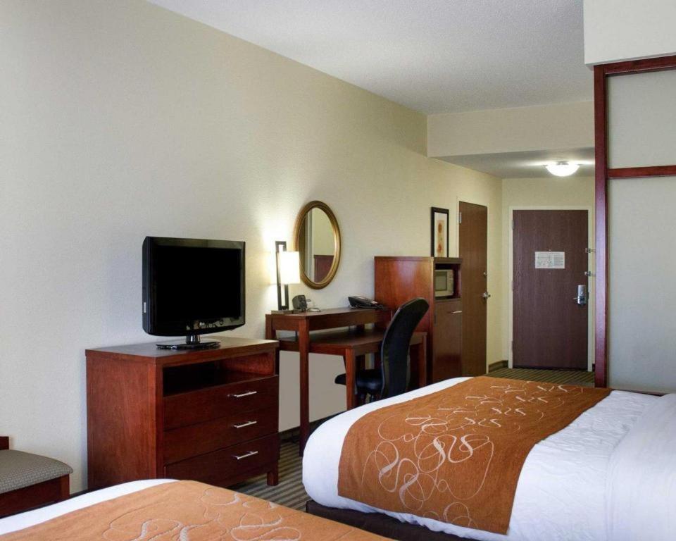 Comfort Suites Greenwood Bagian luar foto