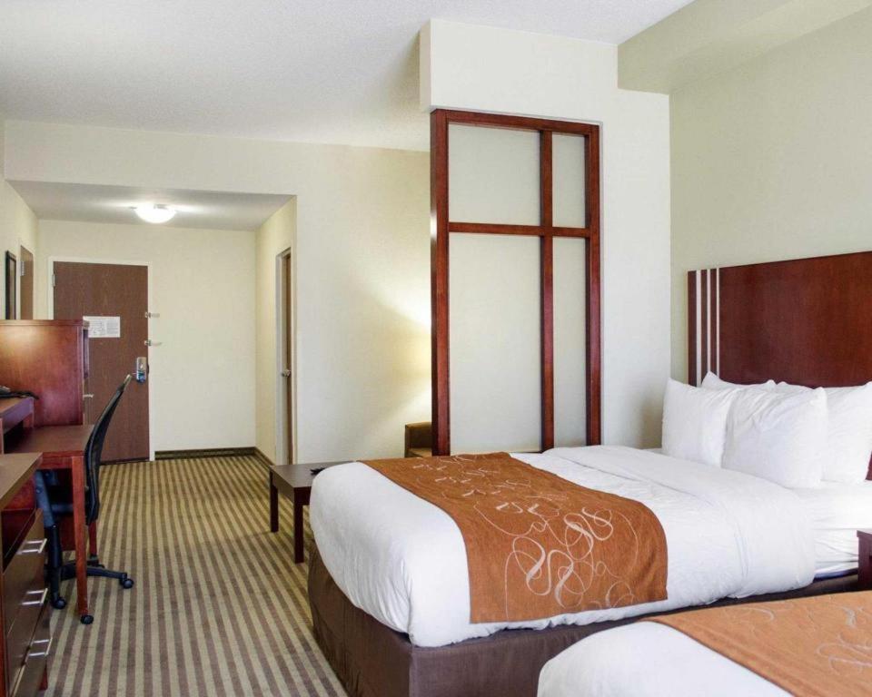 Comfort Suites Greenwood Bagian luar foto