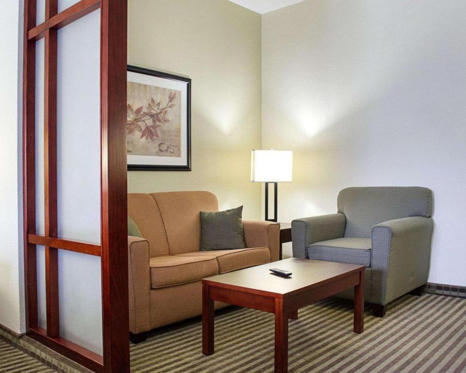 Comfort Suites Greenwood Bagian luar foto
