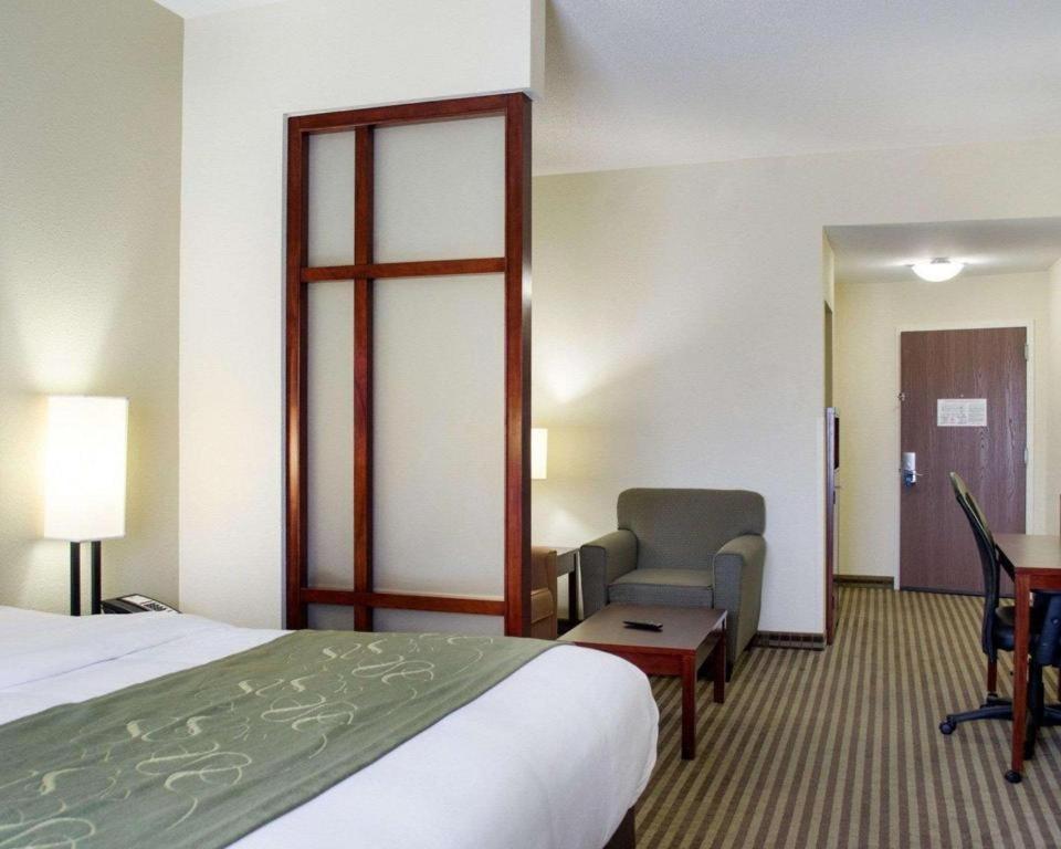 Comfort Suites Greenwood Bagian luar foto